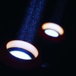 Projecteurs sous la pluie