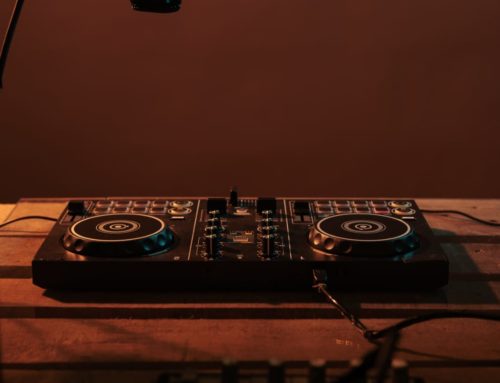 Suite au désistement de mon DJ, je recherche d’urgence…